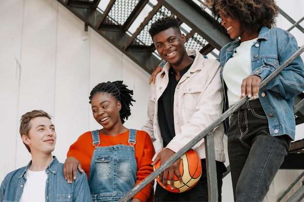 Foto gratuita grupo de adolescentes salir juntos