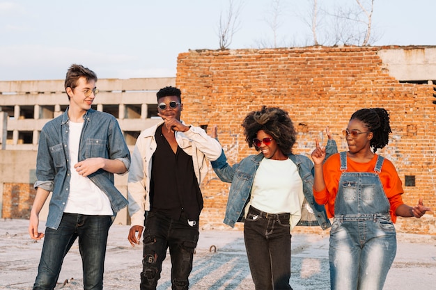 Foto gratuita grupo de adolescentes salir juntos