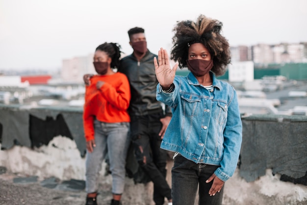 Foto gratuita grupo de adolescentes salir juntos