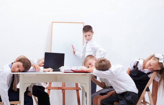 El grupo de adolescentes sentados en una reunión de negocios.