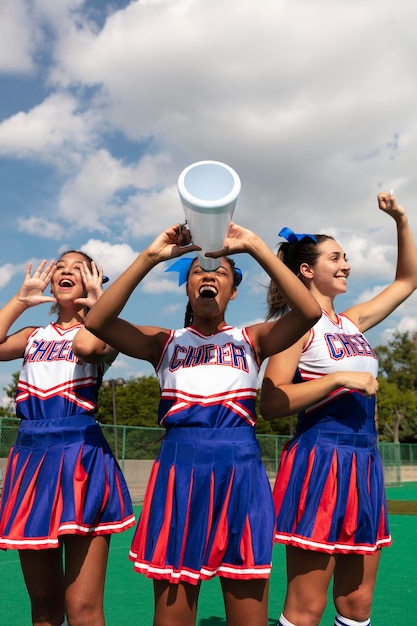 Grupo de adolescentes con uniformes de animadora