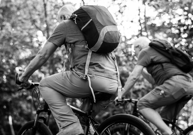 Grupo de adultos mayores en bicicleta en el parque