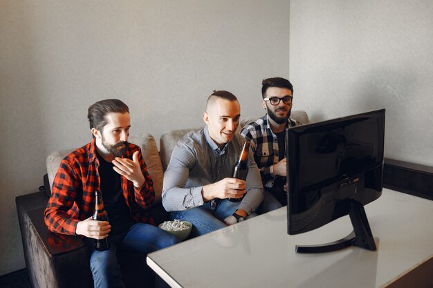 Grupo de aficionados está viendo fútbol en la televisión