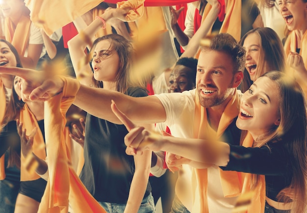 Grupo de aficionados felices animando por la victoria de su equipo