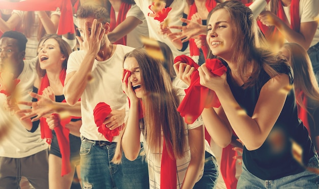 Grupo de aficionados felices animando por la victoria de su equipo