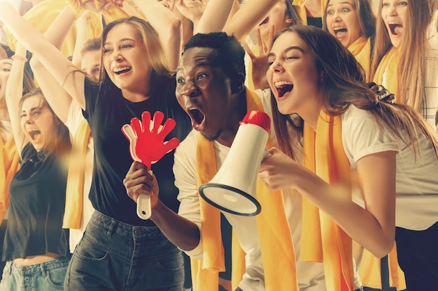 Grupo de aficionados felices animando por la victoria de su equipo