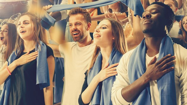 Grupo de aficionados felices animando por la victoria de su equipo