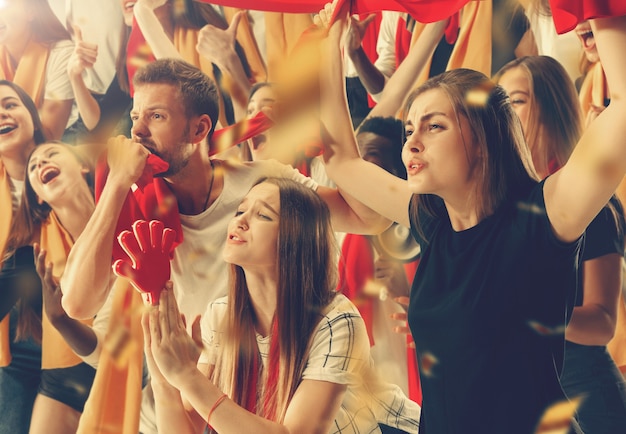 Grupo de aficionados felices están animando a la victoria de su equipo. Collage formado por 8 modelos.