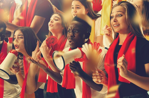 Grupo de aficionados felices están animando a la victoria de su equipo. Collage formado por seis modelos.