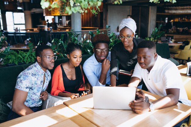 Grupo de afroamericanos trabajando juntos