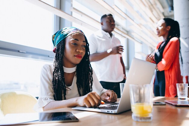 Grupo de afroamericanos trabajando juntos