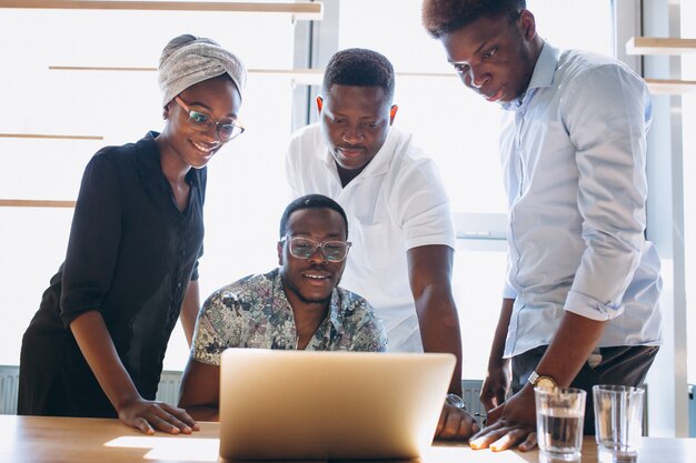 Grupo de afroamericanos trabajando juntos