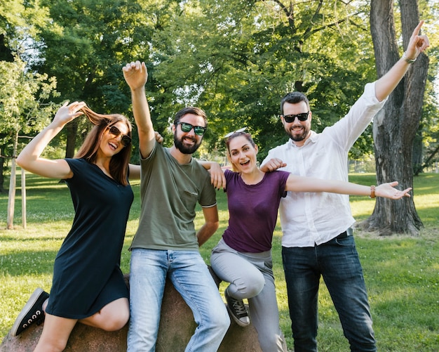 Foto gratuita grupo de alegres amigos adultos divirtiéndose juntos