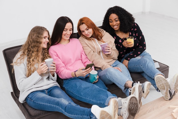 Foto gratuita grupo de alto ángulo de mujeres sosteniendo copas