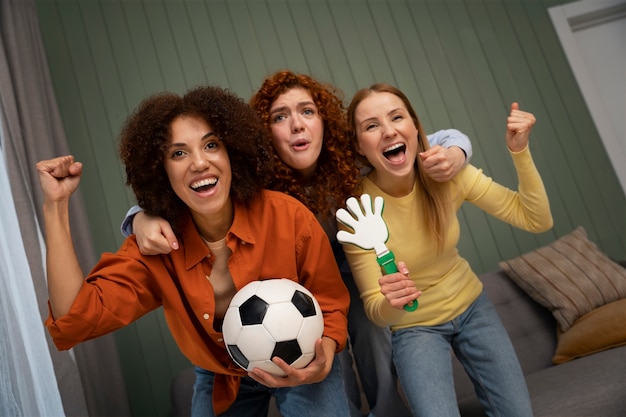 Foto gratuita grupo de amigas en casa viendo deportes juntas