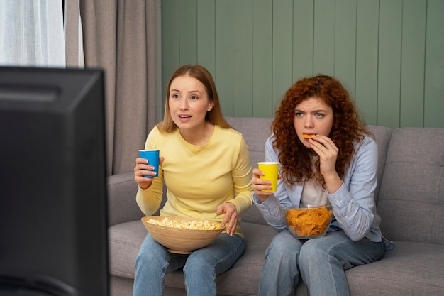 Foto gratuita grupo de amigas en casa viendo deportes juntas