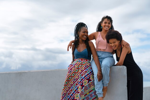 Grupo de amigas disfrutando de un día juntos