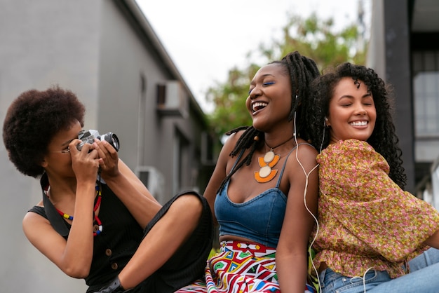 Foto gratuita grupo de amigas haciéndose fotos al aire libre