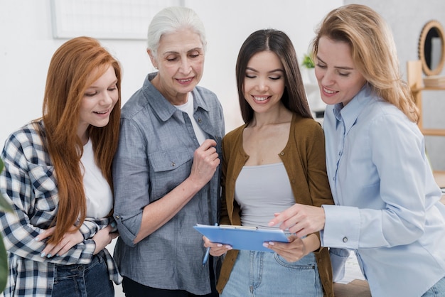 Grupo de amigas que trabajan juntas