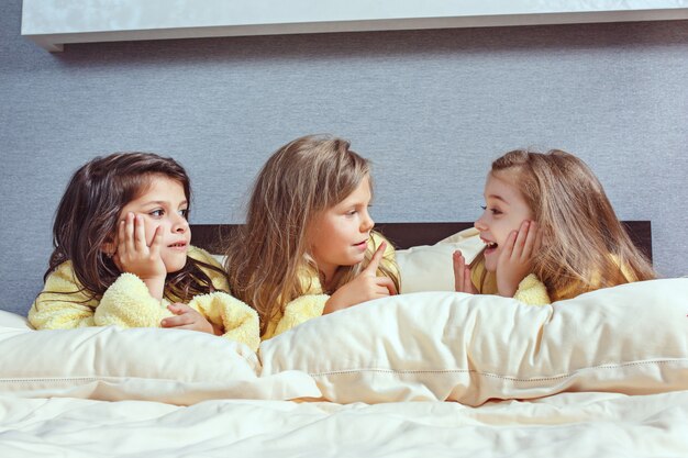 El grupo de amigas tomando tiempo en la cama.