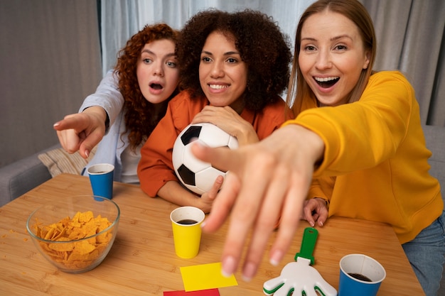 Foto gratuita grupo de amigas viendo deportes en casa juntas