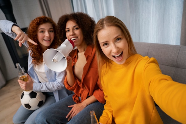 Foto gratuita grupo de amigas viendo deportes en casa juntas