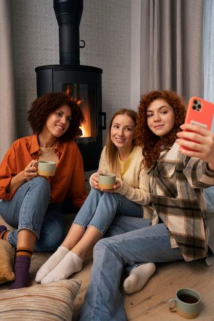 Grupo de amigas viendo deportes en casa y tomando una copa