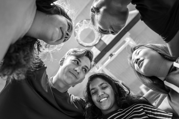 Grupo de amigos del adolescente en un concepto de trabajo en equipo y unidad de la cancha de baloncesto