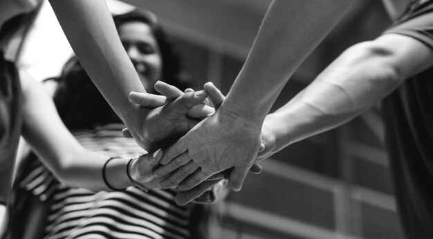 Grupo de amigos adolescentes en una cancha de baloncesto, el trabajo en equipo y el concepto de unión