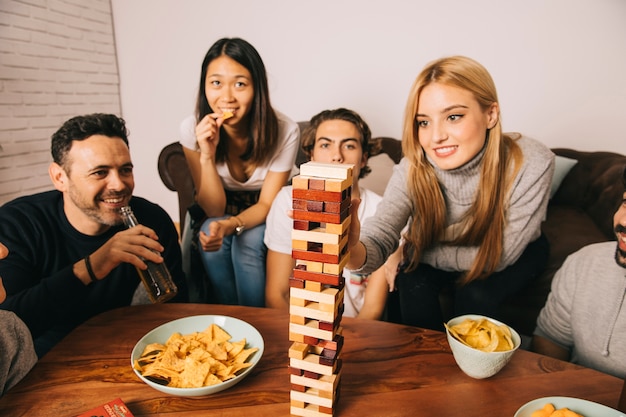 Foto gratuita grupo de amigos alegres jugando juego de mesa