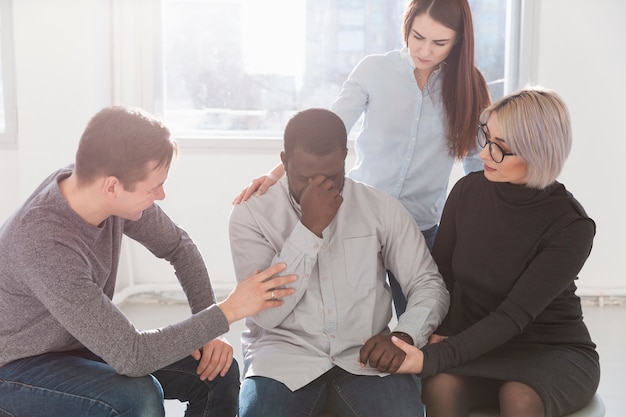 Grupo de amigos alentando a un paciente de rehabilitación