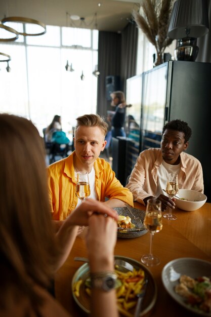 Foto gratuita grupo de amigos almorzando juntos en el restaurante