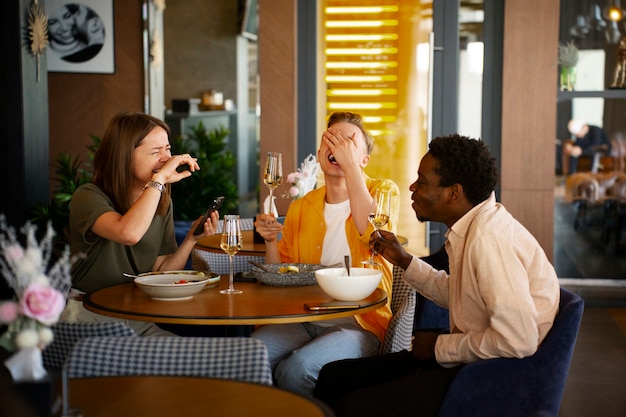 Grupo de amigos almorzando juntos en el restaurante