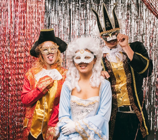 Grupo de amigos de alto ángulo en la fiesta de carnaval