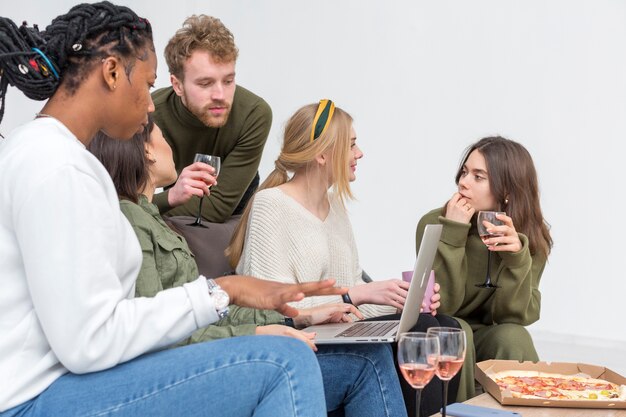 Grupo de amigos de alto ángulo mirando portátil