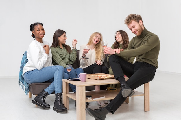 Grupo de amigos de alto ángulo con pizza