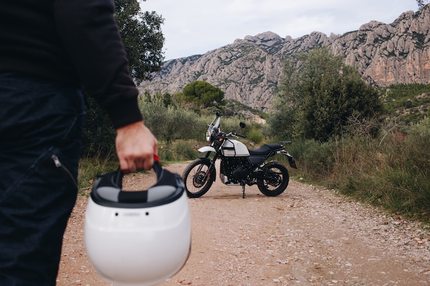 Foto gratuita grupo de amigos andan en motocicletas en el bosque