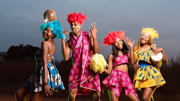 Grupo de amigos de ángulo bajo vestidos de carnaval