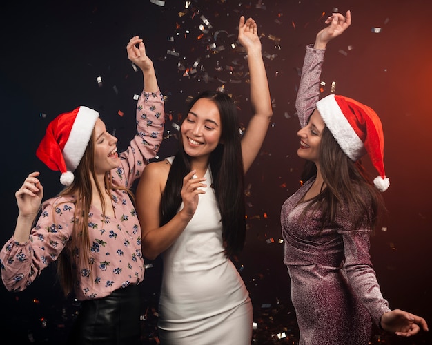 Grupo de amigos bailando en año nuevo