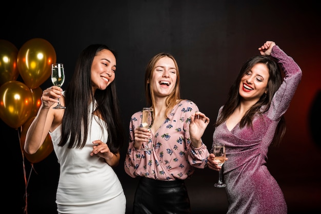 Grupo de amigos bailando en fiesta de año nuevo