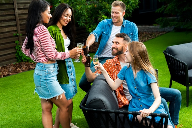 Foto gratuita grupo de amigos con bebidas al aire libre