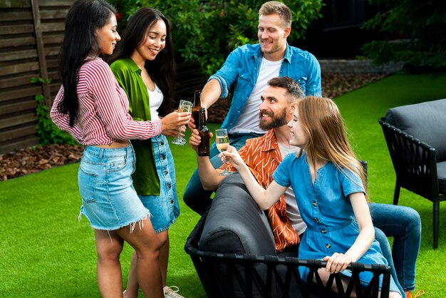 Grupo de amigos con bebidas al aire libre