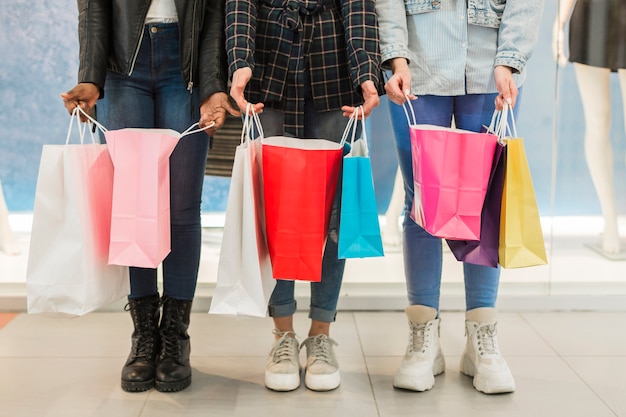 Foto gratuita grupo de amigos con bolsas de compras