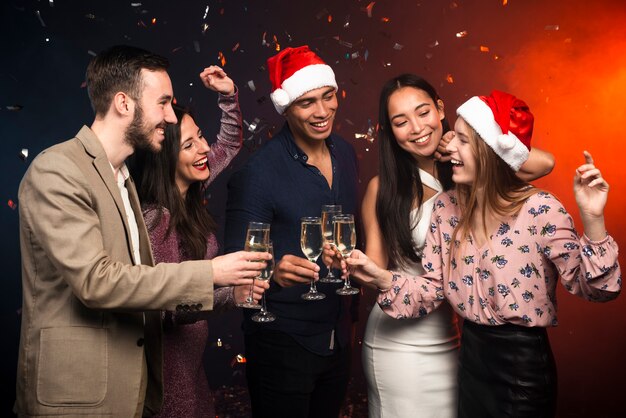 Grupo de amigos brindando en celebración de año nuevo