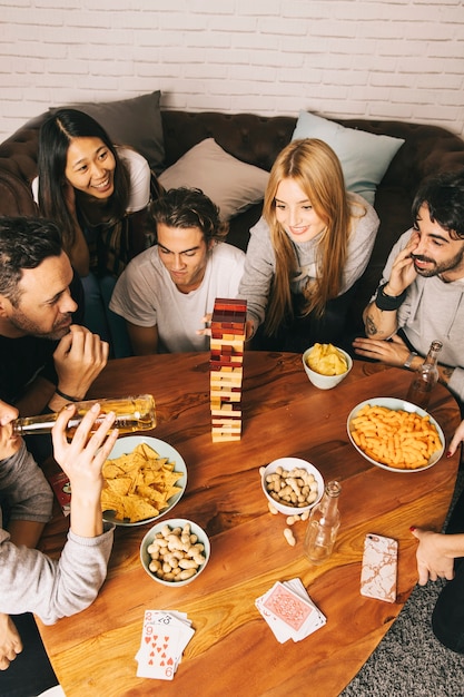 Grupo de amigos buenos jugando juego de mesa