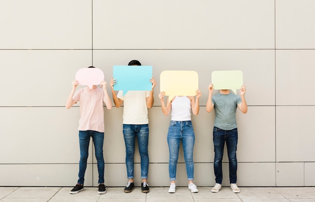 Grupo de amigos con burbujas de discurso