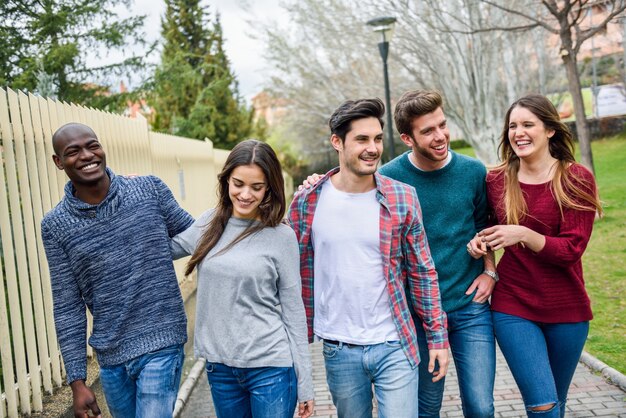 Grupo de amigos caminando y hablando