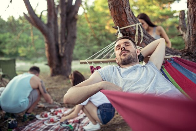 Grupo de amigos en un camping