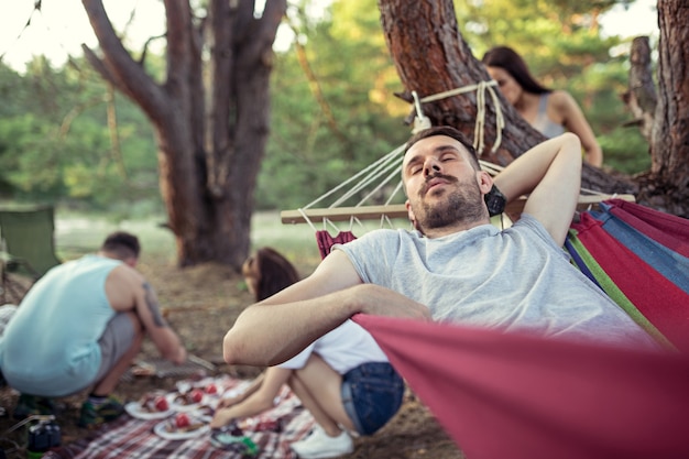 Grupo de amigos en un camping