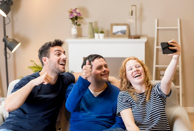 Grupo de amigos en casa tomando una selfie